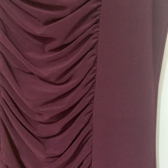 Ruched sleeveless maroon dress - Picture 2 of 4